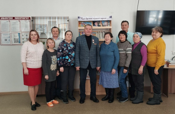 Встреча с Геннадием Петровичем Матвеевым, почётным гражданином Шумерлинского муниципального округа в Ходарской сельской библиотеке