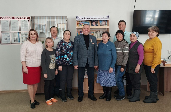 Встреча с Геннадием Петровичем Матвеевым, почётным гражданином Шумерлинского муниципального округа в Ходарской сельской библиотеке